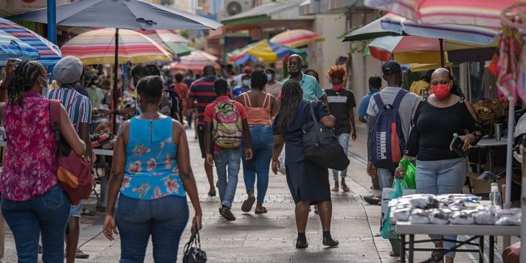 Personas caminando en vía peatonal. Desarrollo Urbano y Vivienda - Banco Interamericano de Desarrollo - BID 