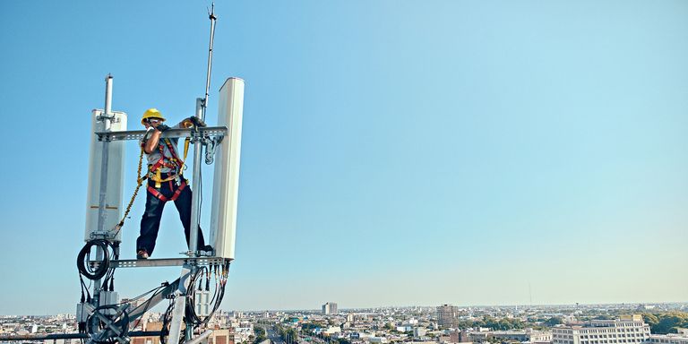 Técnico operando una antena de telecomunicaciones. Ciencia y Tecnología - Banco Interamericano de Desarrollo - BID 