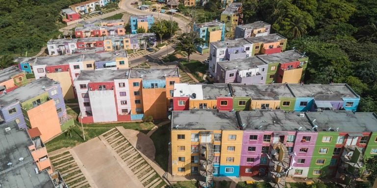 Barrio con edificios de colores. Desarrollo Urbano y Vivienda - Banco Interamericano de Desarrollo - BID 