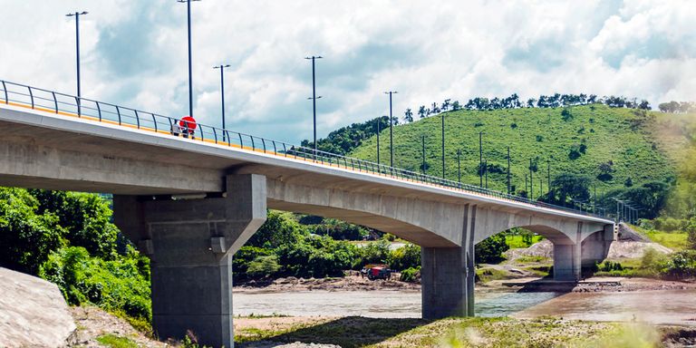 Puente para vehículos moderno sobre río en zona rural. Integración regional - Banco Interamericano de Desarrollo - BID 