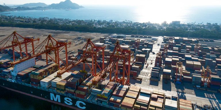 Panorámica de buque portacontenedores en puerto marítimo. Comercio y transporte - Banco Interamericano de Desarrollo - BID 