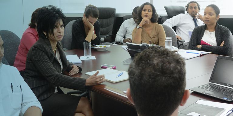 Grupo de colaboradores trabajando en la sala de juntas. Desarrollo sostenible - Banco Interamericano de Desarrollo - BID 
