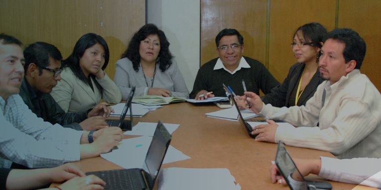 Grupo numeroso de personas reunidos en la sala de juntas. Desarrollo Social - Banco Interamericano de Desarrollo - BID 