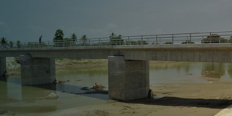 Puente en concreto sobre un río en zona rural. Desarrollo Social y Vivienda - Banco Interamericano de Desarrollo - BID 