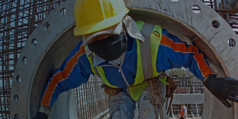 Obrero con equipo industrial en una obra en construcción. Desarrollo económico - Banco Interamericano de Desarrollo - BID 