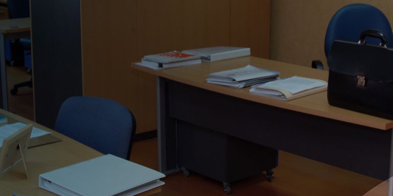 Oficina con implementos de trabajo sobre dos escritorios. Desarrollo sostenible - Banco Interamericano de Desarrollo - BID 