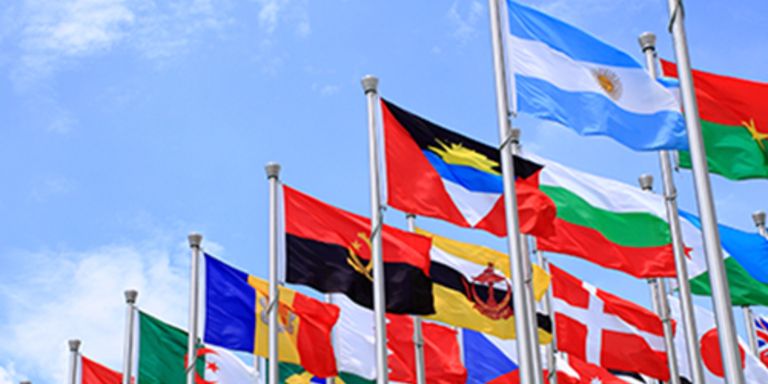Un conjunto de muchas banderas de diferentes paises del mundo 