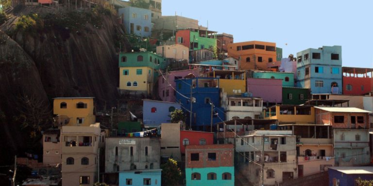 Vista panorámica de una ladera con casas de colores. Desarrollo sostenible - Banco Interamericano de Desarrollo - BID