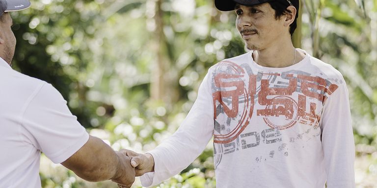 Two persons shaking hands. Sustainable development - Inter-American Development Bank - IDB