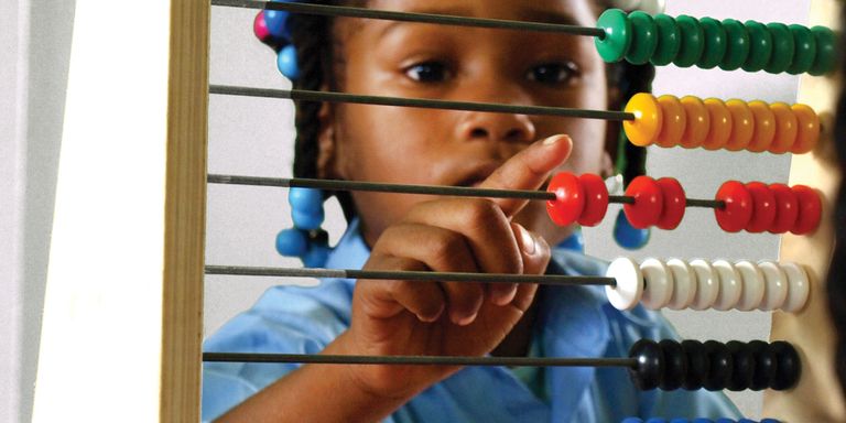 A girl playing with an abacus - Inter-American Development Bank - IDB