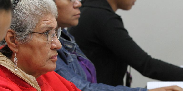 A senior lady using a laptop. Pension - Inter-American Development Bank - IDB