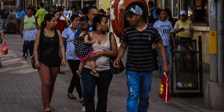 A busy urban street in Latin America shows the effects of public investment and social policy in everyday economic activity - Inter-American Development Bank - IDB - Sustainable Development