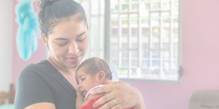 Mom taking care of her child - IDB Cares - Inter American Development Bank - IDB