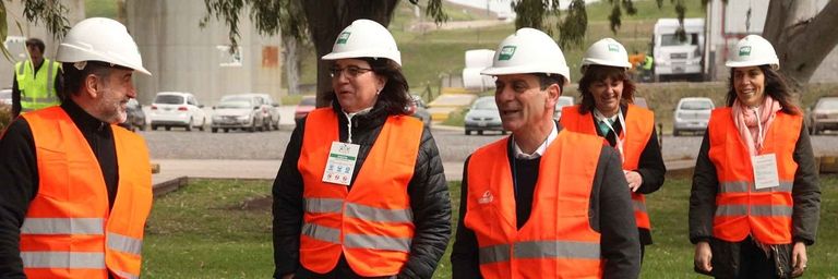 Group of coworkers wearing safety suits while walking. Transparency - Inter-American Development Bank - IDB