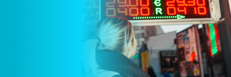 Women looking to a screen - Inter American Development Bank - IDB