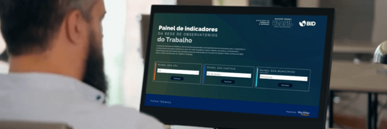 Man looking to a screen - Inter American Development Bank - IDB