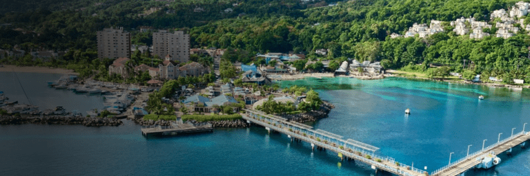 Aerial view of buildings, houses and roads near the sea - Inter American Development Bank - IDB Invest