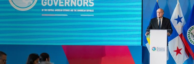 Presidente del BID en una reunión de América en el Centro - Inter American Development Bank - IDB