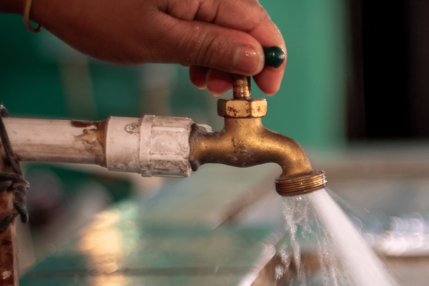 Water coming out of the tap - Story - Greater Access to Potable Water - Inter American Development Bank - IDB