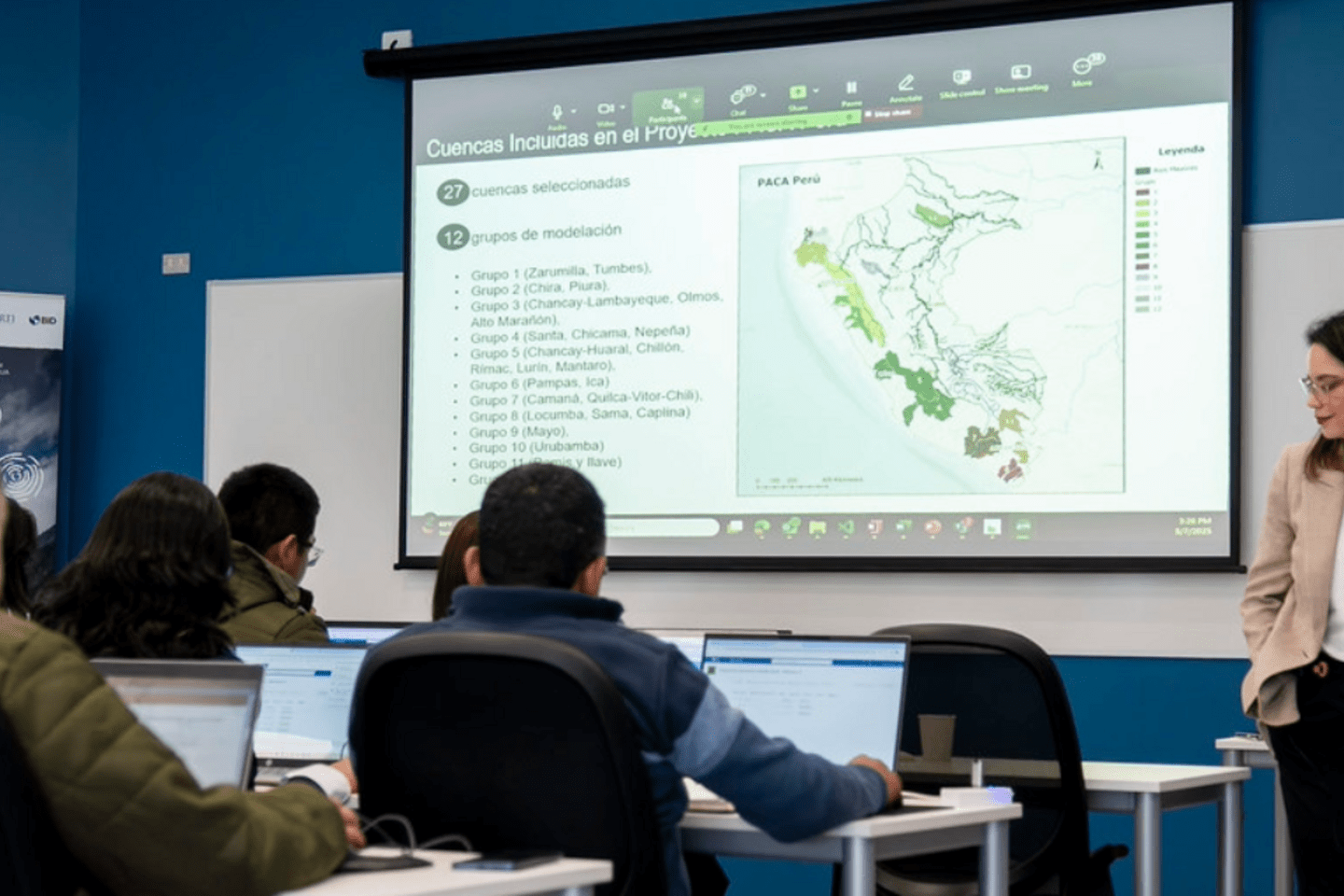 Profesora ofreciendo capacitación en aula a profesionales sobre erramienta de modelado hídrico que optimiza el uso del agua fortaleciendo la planificación y la gestión de los recursos hídricos Perú con HydroBID-ALLOC. 