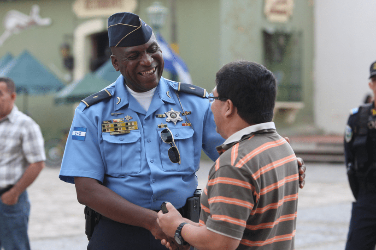 policia sonriendo y persona