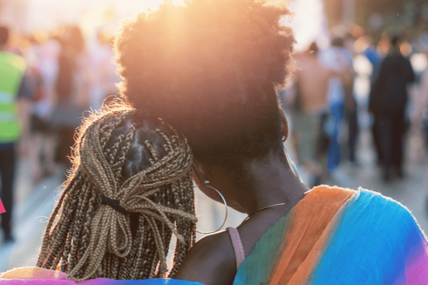 Personas de espalda con bandera lgtbiq+