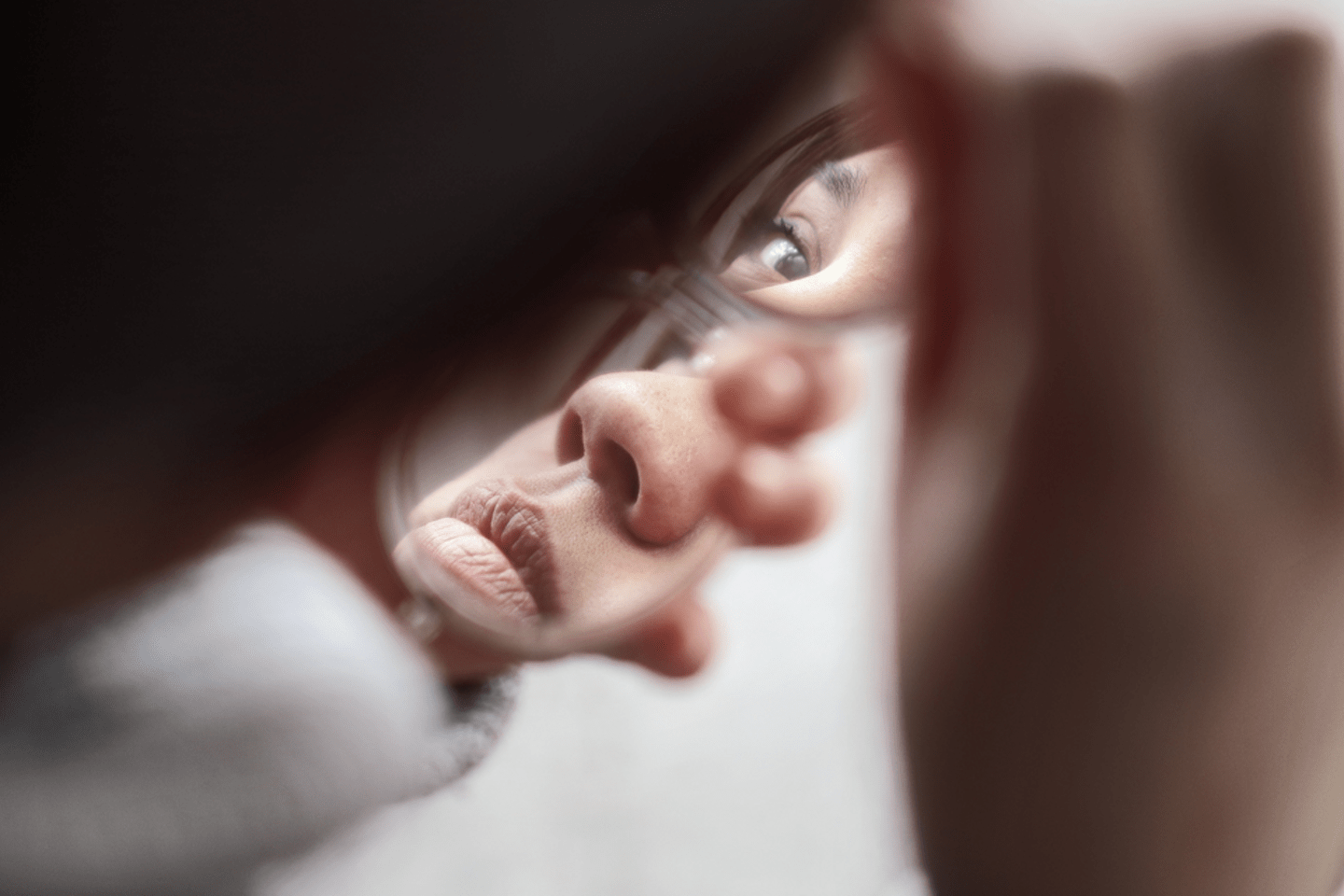 mujer mirando a espejo