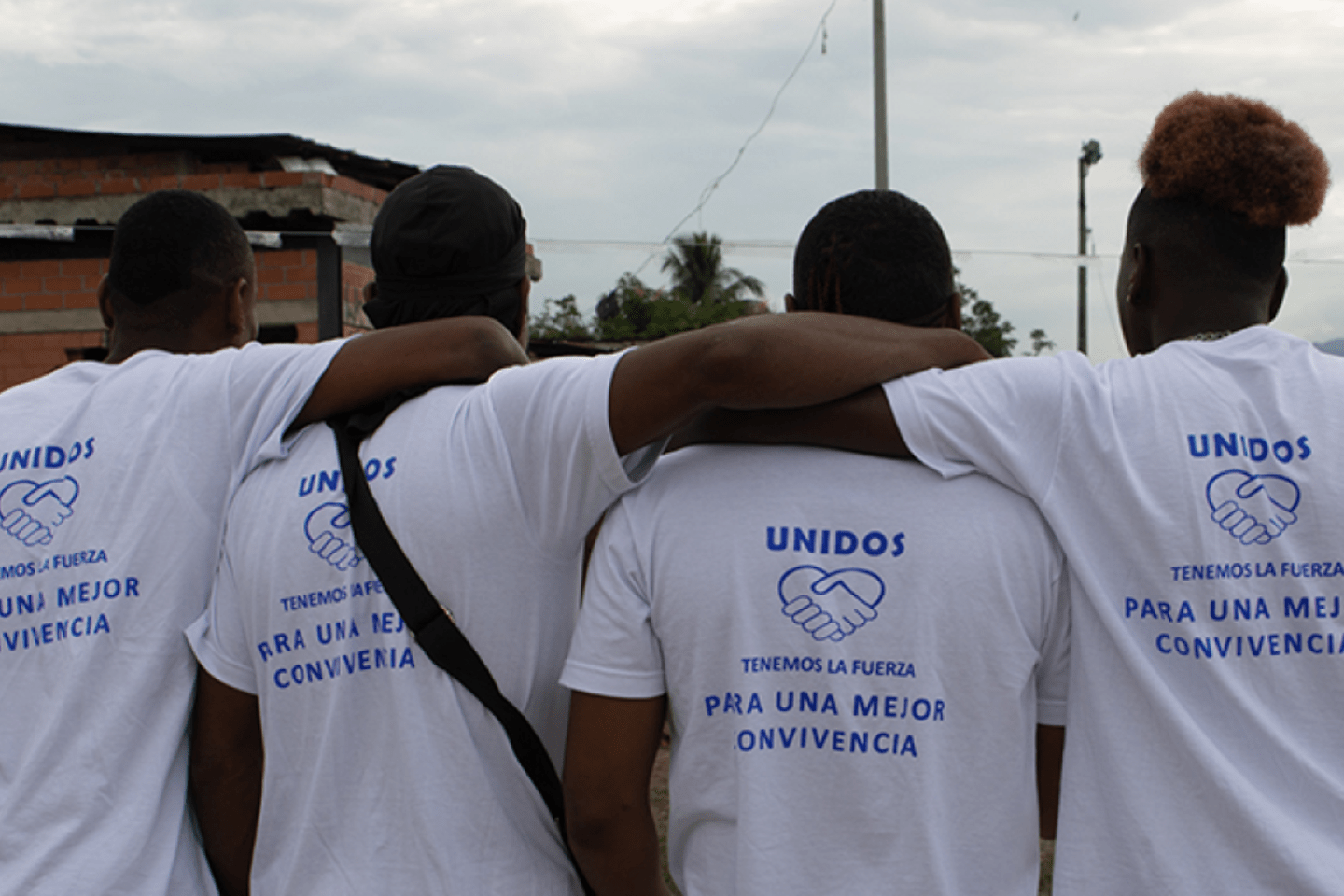 chicos abrazados de espaldas