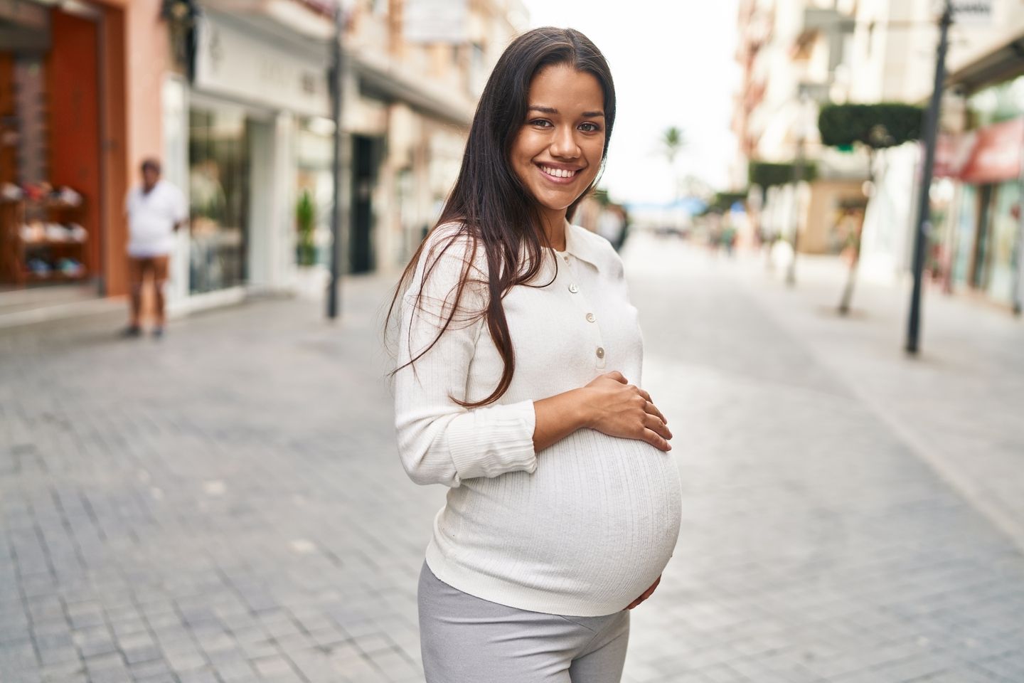 Uma mulher grávida sorrindo para a câmera