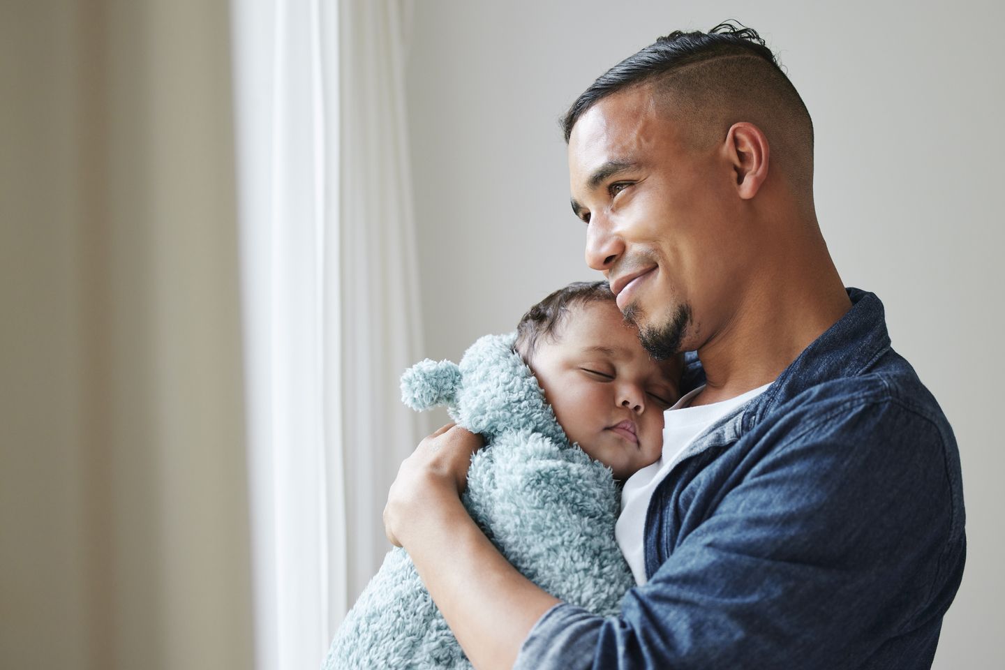 Um pai carregando seu filho