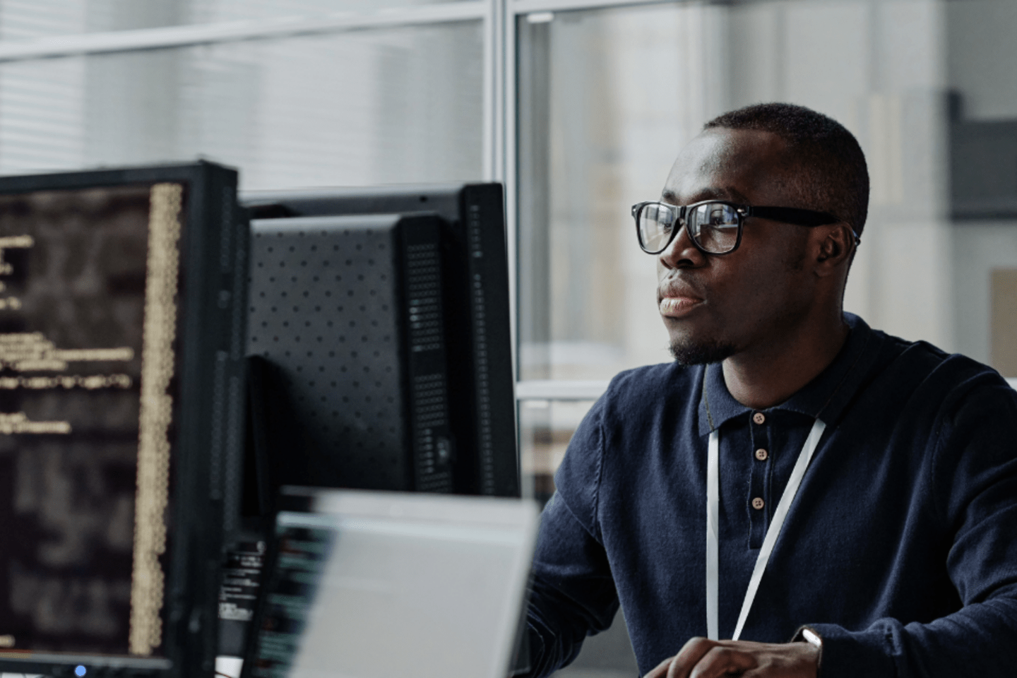 Señor frente a computadora con código
