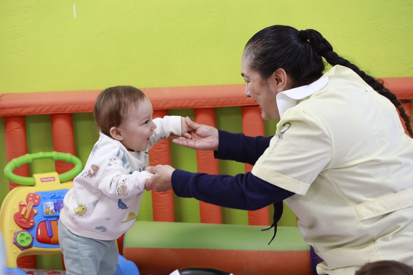 criança brincando com uma cuidadora