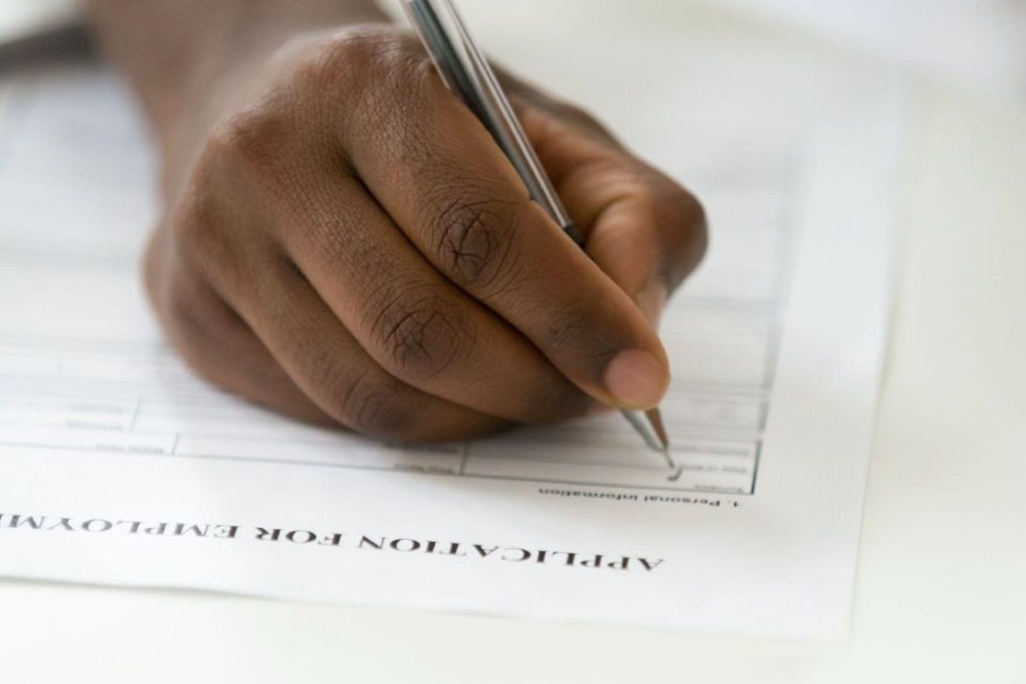 pessoa preenche formulário de emprego