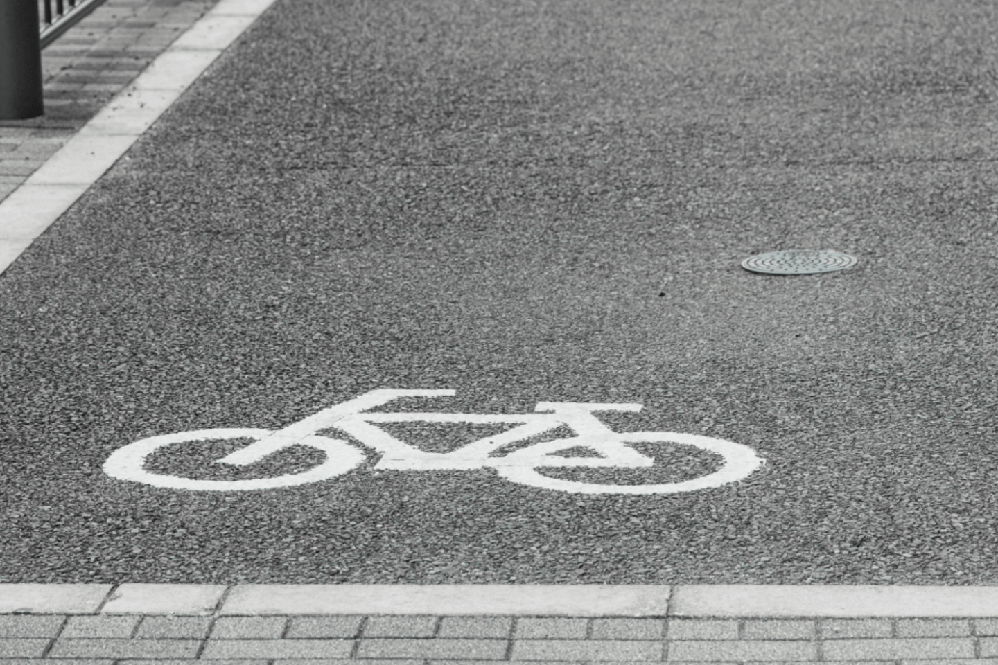 1.	Carril para bicicletas marcado con un símbolo blanco sobre el pavimento.”