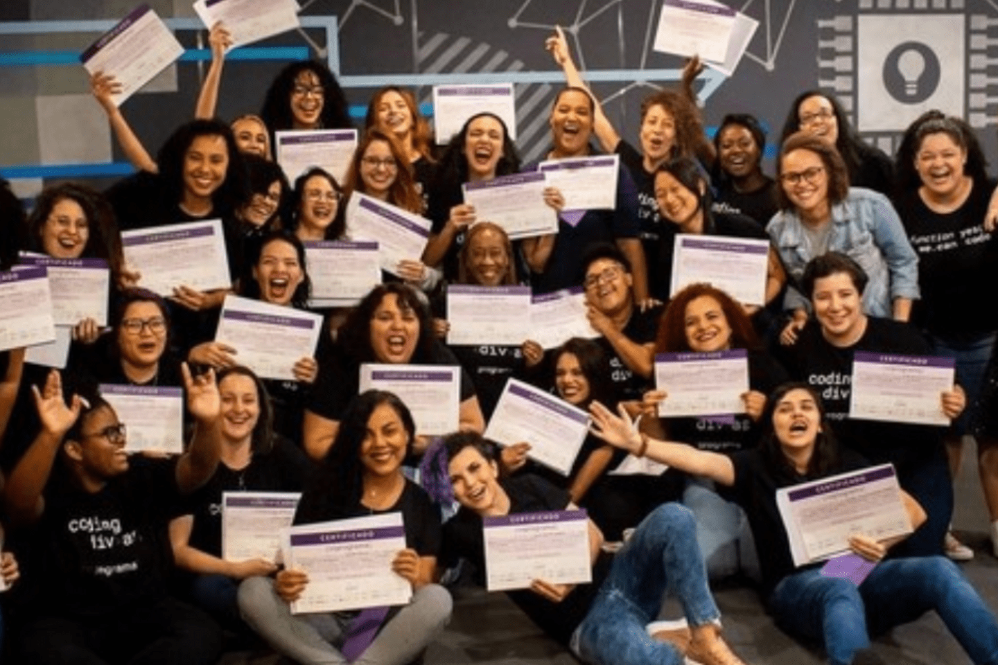 Pessoas celebram com certificados