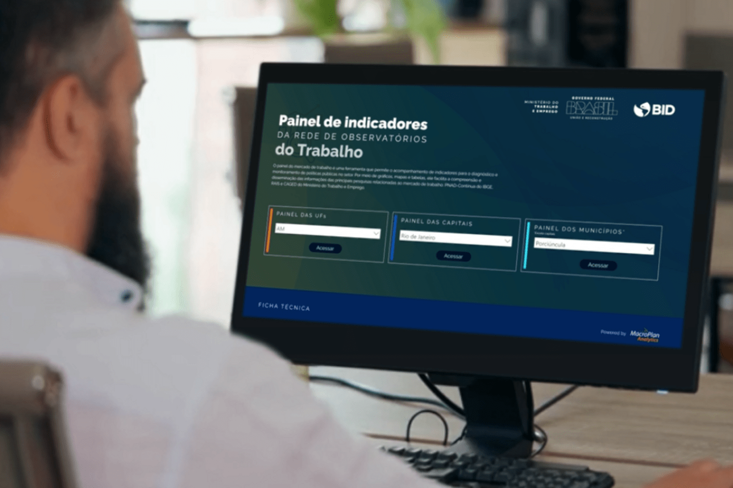 homem olhando para tela de computador