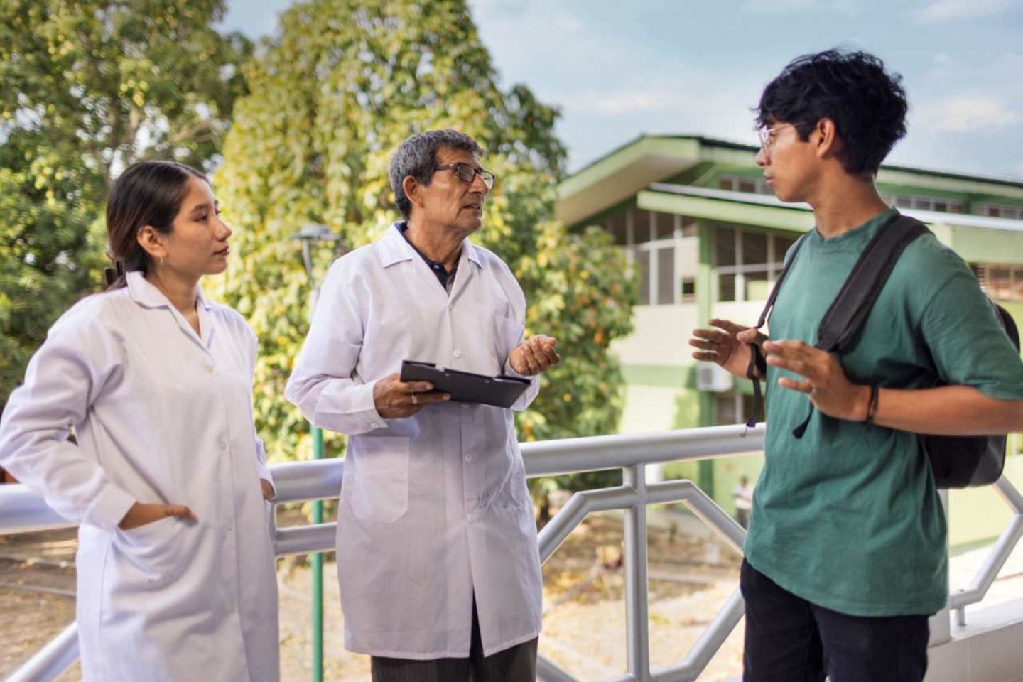Profesor y estudiantes en universidad