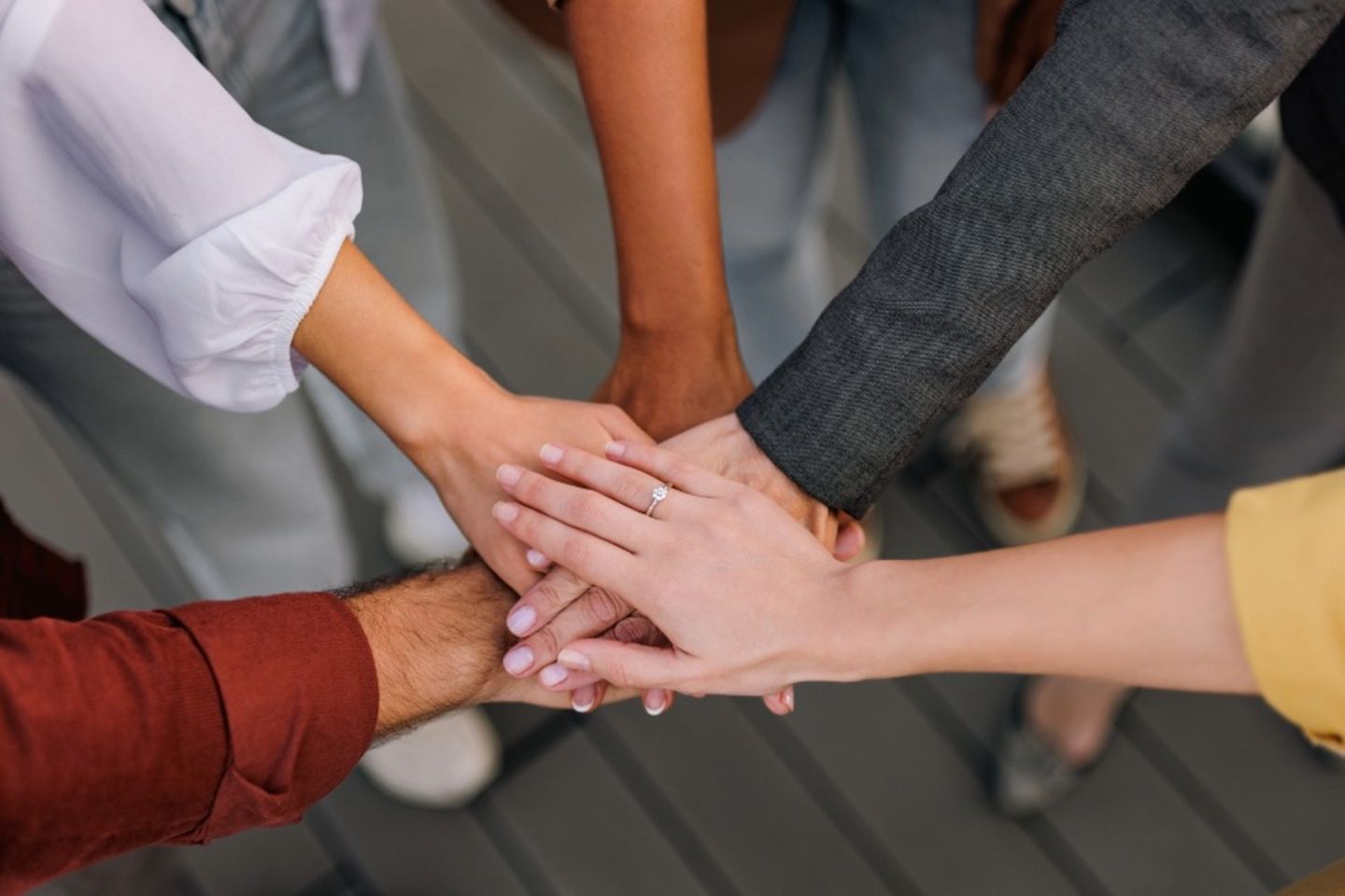 Trabajo en equipo que refleja la metodologia de conocimiento para resultados