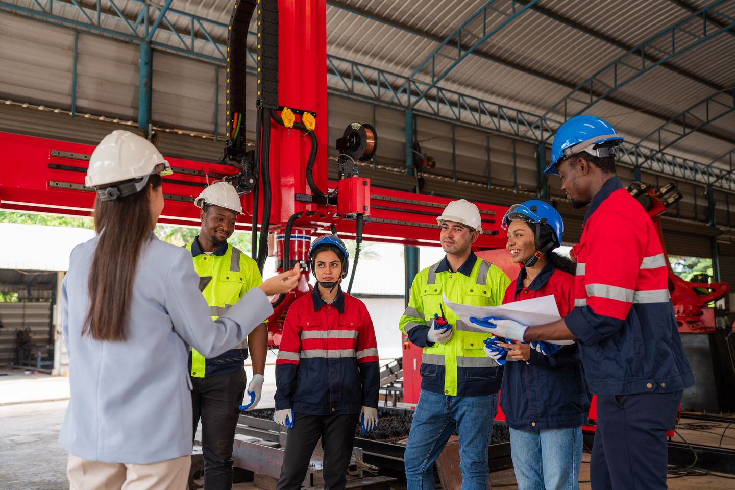 ESG. Seguridad y salud en el trabajo. People talking in work clothes