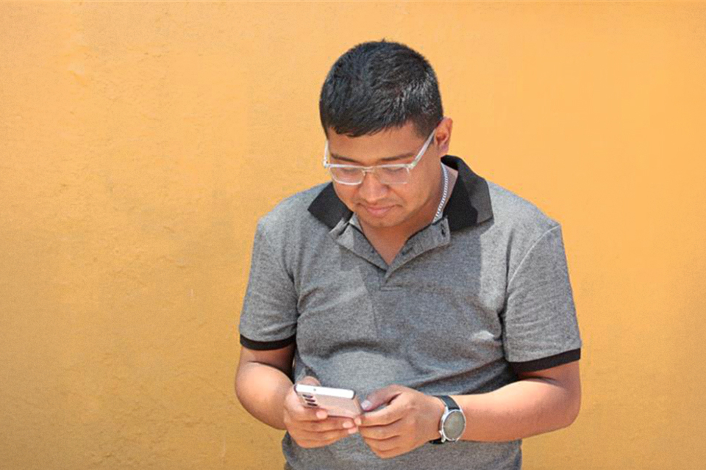 Hombre joven peruano usando un teléfono celular