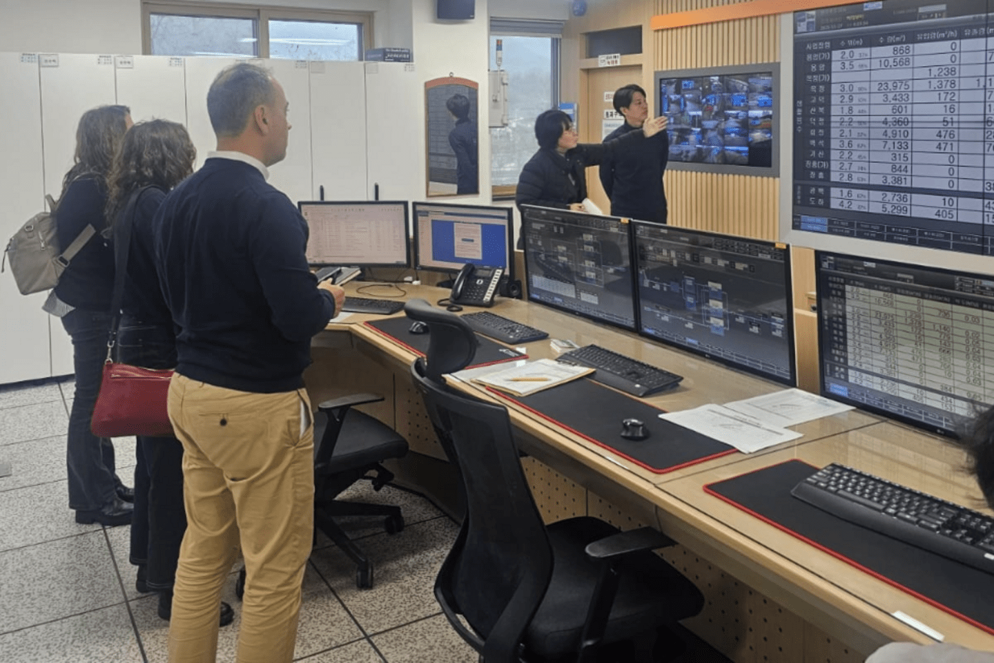 entro de control de gestión digital del agua con sistemas de monitoreo en tiempo real que respaldan servicios de agua eficientes y resilientes.