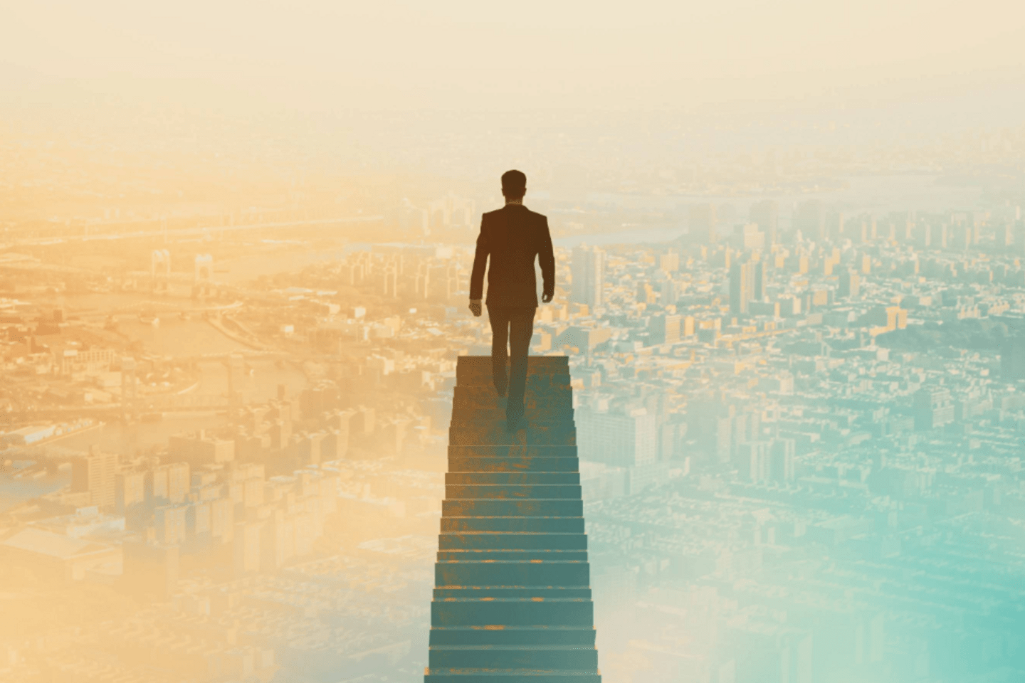 Hombre mirando hacia el futuro representando nueva generación de reglas fiscales