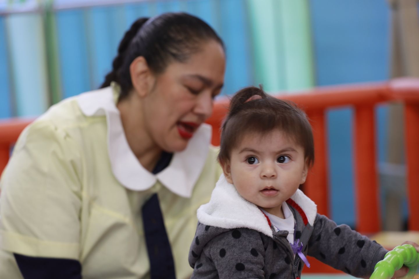 una cuidadora cuidando una niña