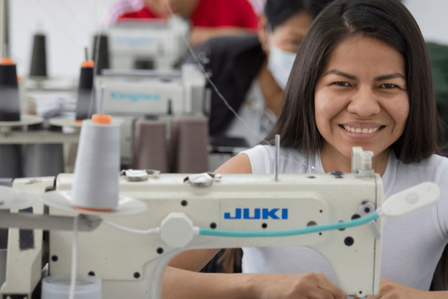 Mujer trabajando como costurera 