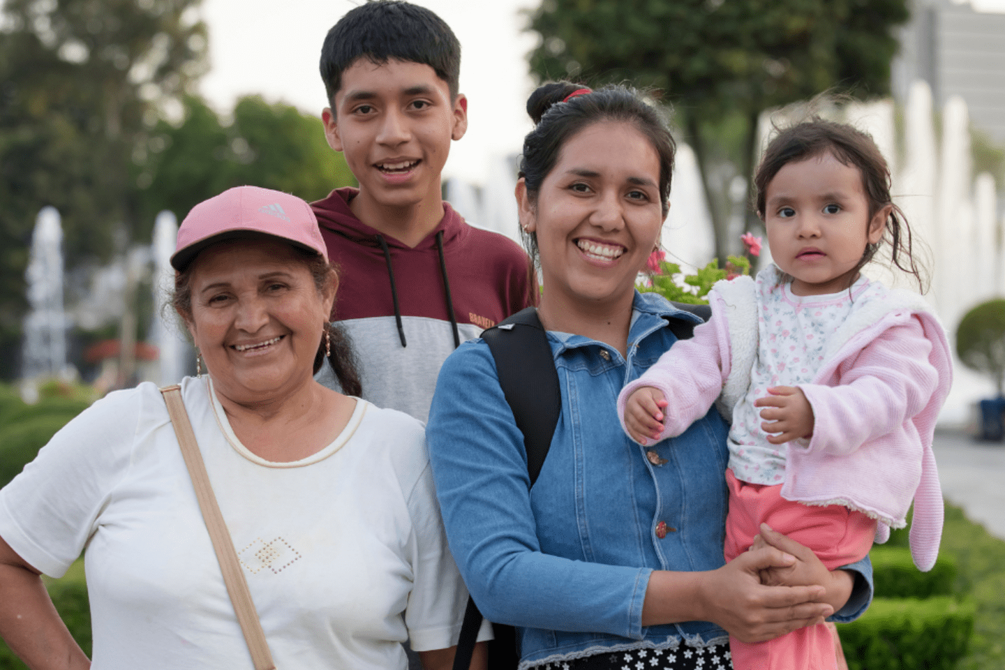 Familia migrante en un parque 