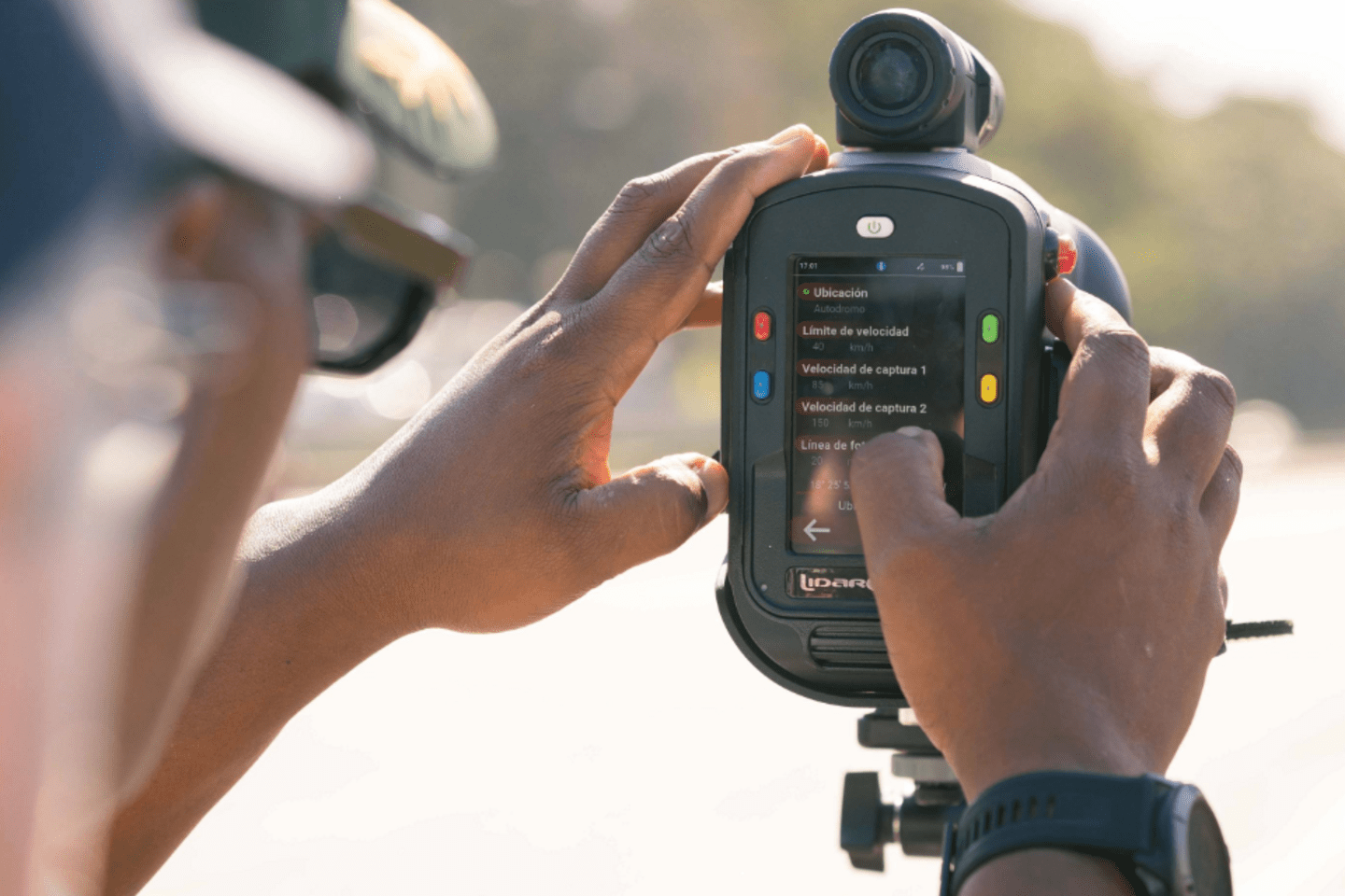 Persona configurando un radar portátil de control de velocidad en una carretera aplicando herramienta rutadigital