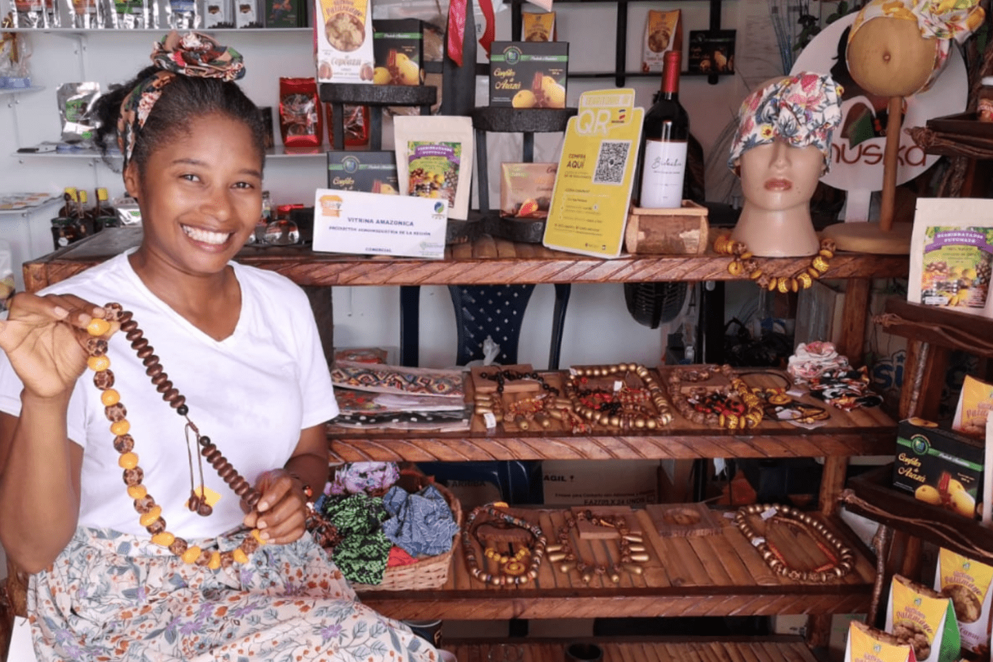 Mujer artesana de la amazonia colombiana mostrando sus productos