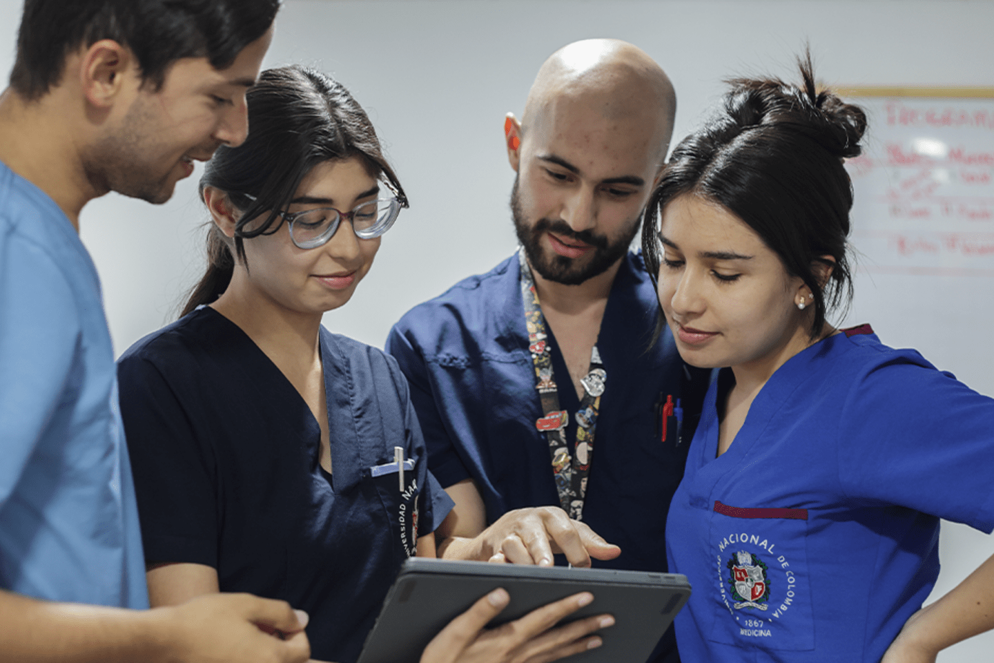 Grupo de médicos mirando un documento