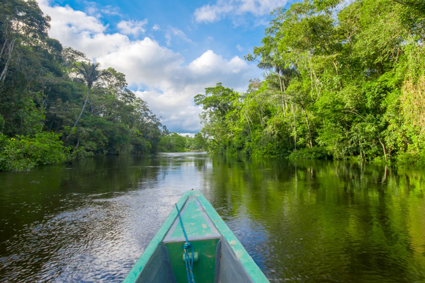 Proa de un barco navegando en río amazónico