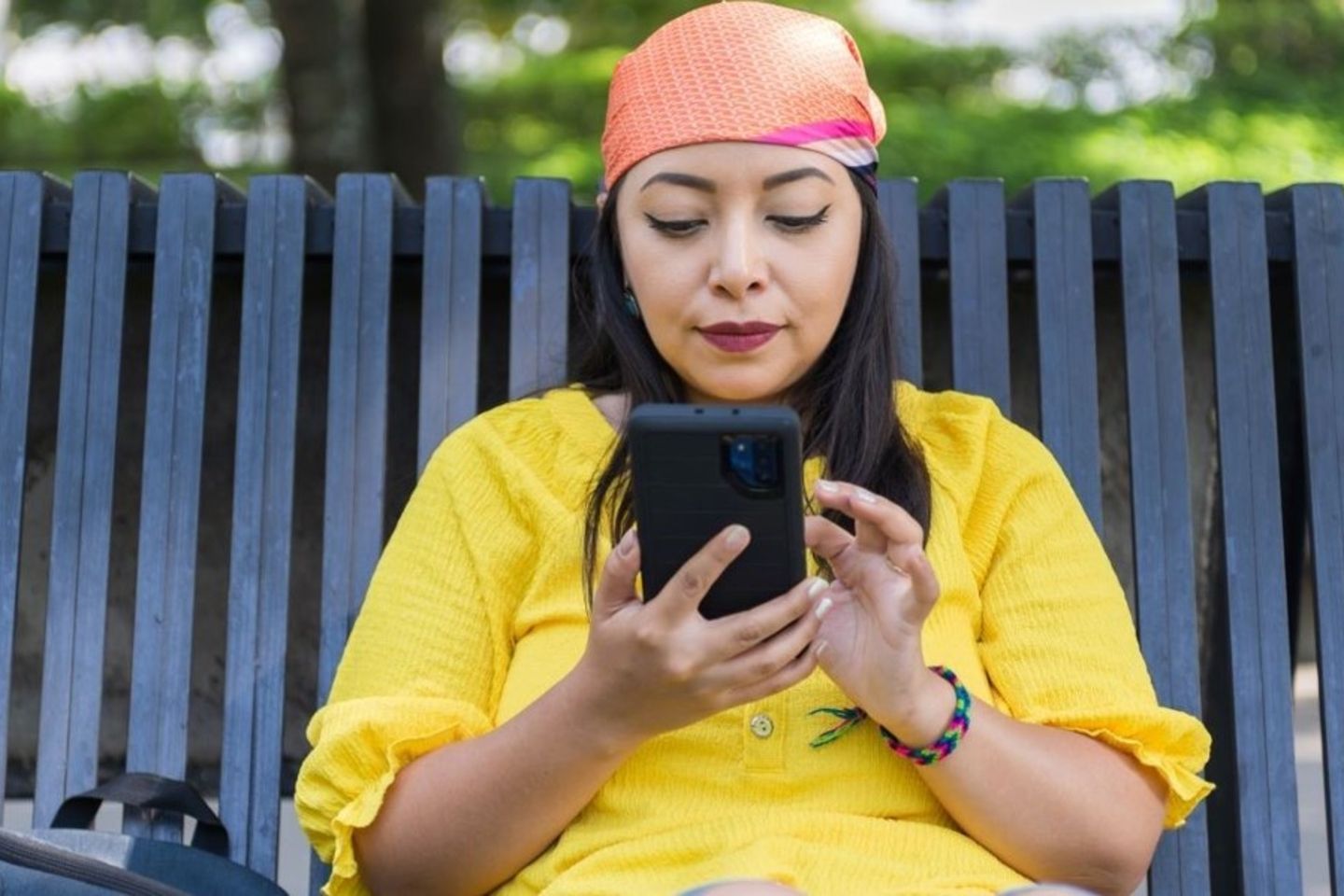 El Salvador mujer en el teléfono movil